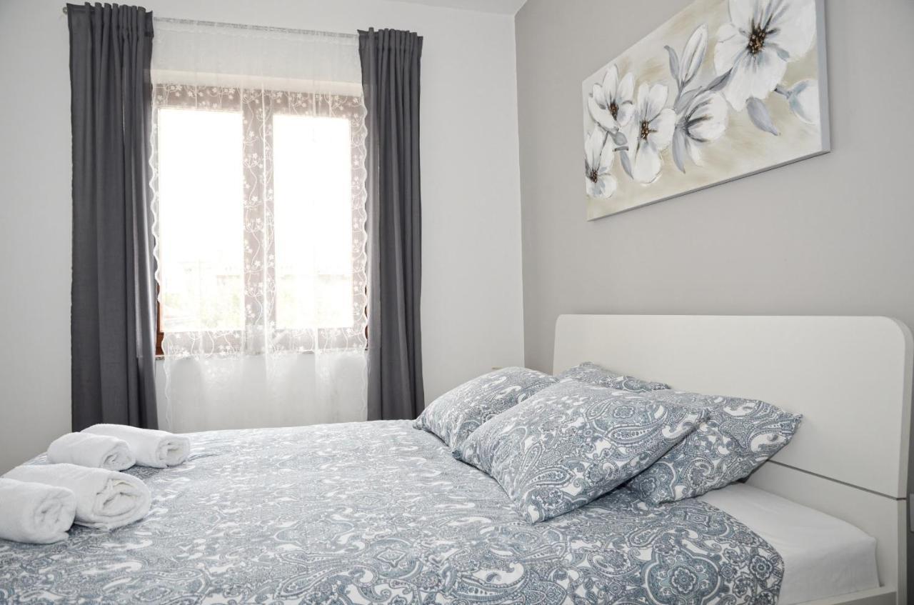 Family Friendly Apartments With A Swimming Pool Povljana, Pag - 244 Buitenkant foto